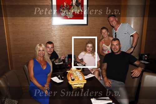 Amsterdam 27 juli 2019
Maron Hill heeft surprise etentje met vrienden georganiseers bij restaurant Genroku voor zijn zwangere vriendin Samantha de Jong ( Barbie)