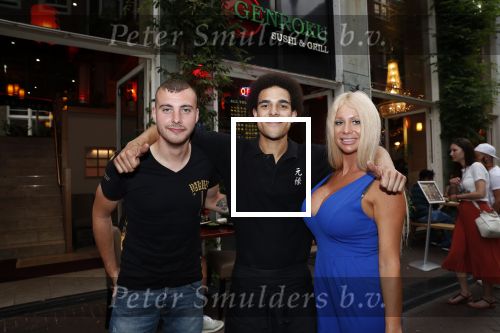 Amsterdam 27 juli 2019
Maron Hill heeft surprise etentje met vrienden georganiseers bij restaurant Genroku voor zijn zwangere vriendin Samantha de Jong ( Barbie)