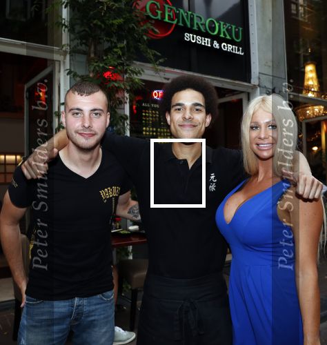 Amsterdam 27 juli 2019
Maron Hill heeft surprise etentje met vrienden georganiseers bij restaurant Genroku voor zijn zwangere vriendin Samantha de Jong ( Barbie)