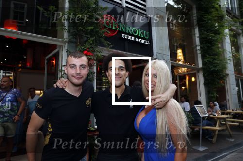 Amsterdam 27 juli 2019
Maron Hill heeft surprise etentje met vrienden georganiseers bij restaurant Genroku voor zijn zwangere vriendin Samantha de Jong ( Barbie)