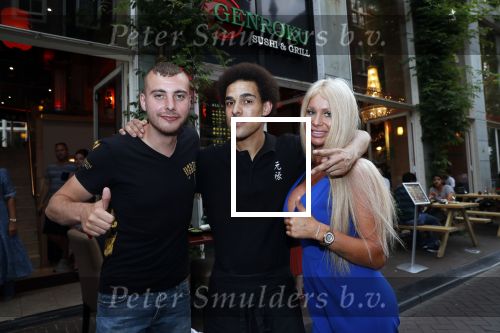 Amsterdam 27 juli 2019
Maron Hill heeft surprise etentje met vrienden georganiseers bij restaurant Genroku voor zijn zwangere vriendin Samantha de Jong ( Barbie)