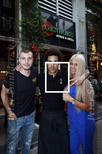 Amsterdam 27 juli 2019
Maron Hill heeft surprise etentje met vrienden georganiseers bij restaurant Genroku voor zijn zwangere vriendin Samantha de Jong ( Barbie)