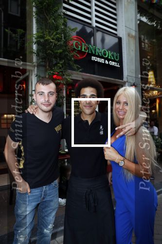 Amsterdam 27 juli 2019
Maron Hill heeft surprise etentje met vrienden georganiseers bij restaurant Genroku voor zijn zwangere vriendin Samantha de Jong ( Barbie)