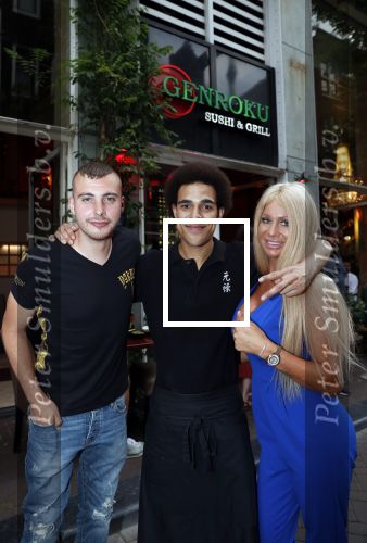Amsterdam 27 juli 2019
Maron Hill heeft surprise etentje met vrienden georganiseers bij restaurant Genroku voor zijn zwangere vriendin Samantha de Jong ( Barbie)