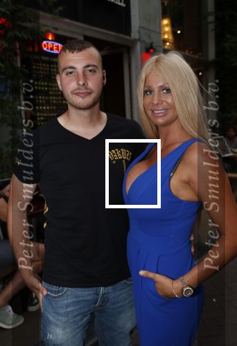 Amsterdam 27 juli 2019
Maron Hill heeft surprise etentje met vrienden georganiseers bij restaurant Genroku voor zijn zwangere vriendin Samantha de Jong ( Barbie)