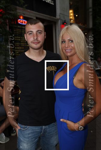 Amsterdam 27 juli 2019
Maron Hill heeft surprise etentje met vrienden georganiseers bij restaurant Genroku voor zijn zwangere vriendin Samantha de Jong ( Barbie)