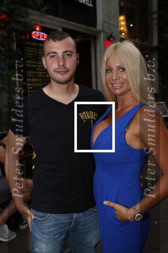 Amsterdam 27 juli 2019
Maron Hill heeft surprise etentje met vrienden georganiseers bij restaurant Genroku voor zijn zwangere vriendin Samantha de Jong ( Barbie)