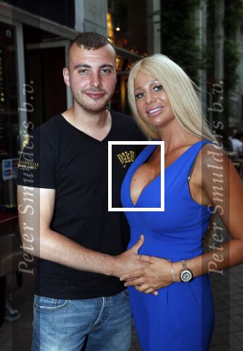 Amsterdam 27 juli 2019
Maron Hill heeft surprise etentje met vrienden georganiseers bij restaurant Genroku voor zijn zwangere vriendin Samantha de Jong ( Barbie)
