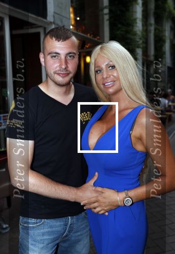Amsterdam 27 juli 2019
Maron Hill heeft surprise etentje met vrienden georganiseers bij restaurant Genroku voor zijn zwangere vriendin Samantha de Jong ( Barbie)