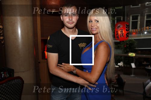 Amsterdam 27 juli 2019
Maron Hill heeft surprise etentje met vrienden georganiseers bij restaurant Genroku voor zijn zwangere vriendin Samantha de Jong ( Barbie)