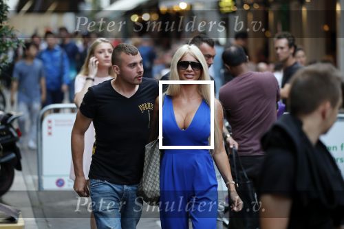 Amsterdam 27 juli 2019
Maron Hill heeft surprise etentje met vrienden georganiseers bij restaurant Genroku voor zijn zwangere vriendin Samantha de Jong ( Barbie)