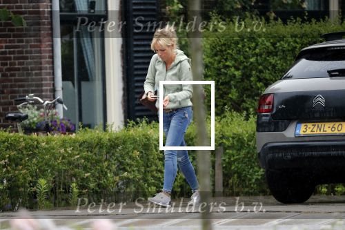 Loenen aan de vecht 10 juli 2019
Yvon Jaspers arriveert met haar zoon bij hun huis.