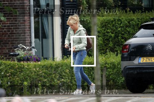 Loenen aan de vecht 10 juli 2019
Yvon Jaspers arriveert met haar zoon bij hun huis.