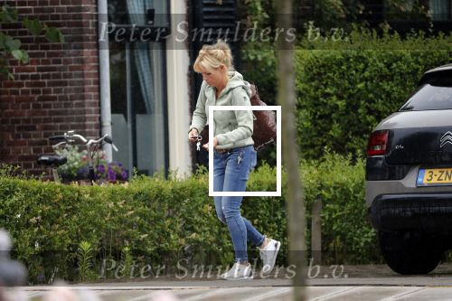 Loenen aan de vecht 10 juli 2019
Yvon Jaspers arriveert met haar zoon bij hun huis.