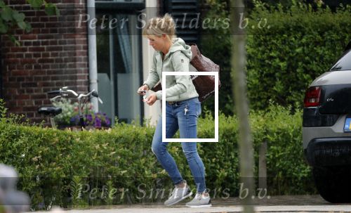 Loenen aan de vecht 10 juli 2019
Yvon Jaspers arriveert met haar zoon bij hun huis.