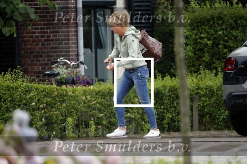 Loenen aan de vecht 10 juli 2019
Yvon Jaspers arriveert met haar zoon bij hun huis.
