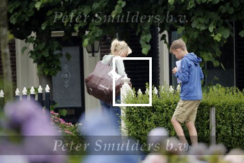 Loenen aan de vecht 10 juli 2019
Yvon Jaspers arriveert met haar zoon bij hun huis.