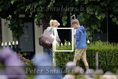 Loenen aan de vecht 10 juli 2019
Yvon Jaspers arriveert met haar zoon bij hun huis.