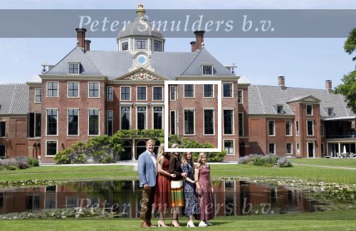 Den Haag 19 juli 2019
Jaarlijkse fotouurtje in de thuisn van Huis ten Bosch . Aanwezig Koning Willem Alexander Koningin Maxima Prinses Amalia Alexia en Ariane.