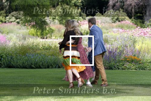 Den Haag 19 juli 2019
Jaarlijkse fotouurtje in de thuisn van Huis ten Bosch . Aanwezig Koning Willem Alexander Koningin Maxima Prinses Amalia Alexia en Ariane.