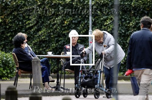Laren 25 juli 2020
Ad Visser met zijn vrouw en een kennis op terras in laren