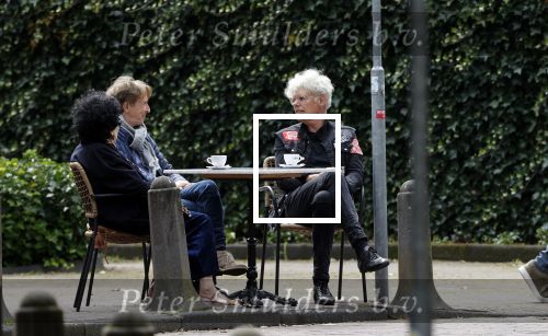 Laren 25 juli 2020
Ad Visser met zijn vrouw en een kennis op terras in laren