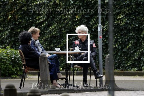 Laren 25 juli 2020
Ad Visser met zijn vrouw en een kennis op terras in laren