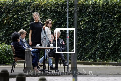 Laren 25 juli 2020
Ad Visser met zijn vrouw en een kennis op terras in laren