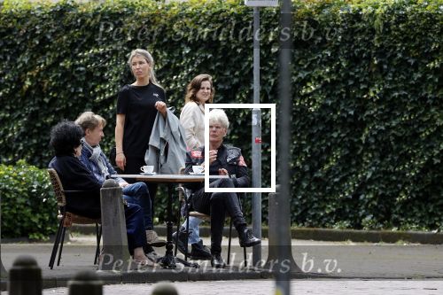 Laren 25 juli 2020
Ad Visser met zijn vrouw en een kennis op terras in laren