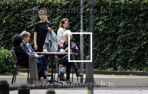 Laren 25 juli 2020
Ad Visser met zijn vrouw en een kennis op terras in laren
