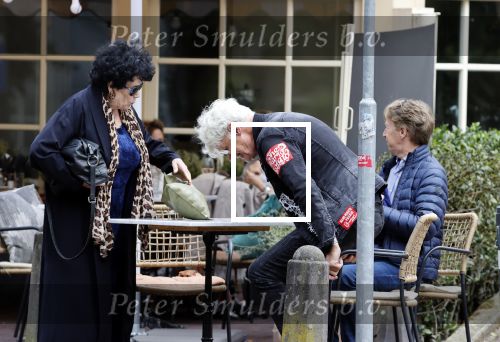 Laren 25 juli 2020
Ad Visser met zijn vrouw en een kennis op terras in laren