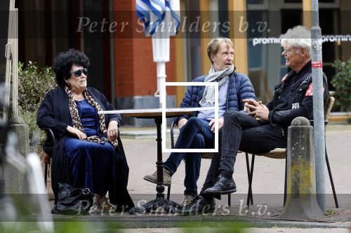 Laren 25 juli 2020
Ad Visser met zijn vrouw en een kennis op terras in laren