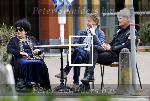 Laren 25 juli 2020
Ad Visser met zijn vrouw en een kennis op terras in laren