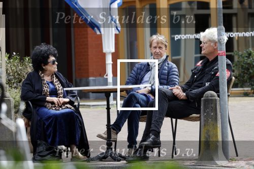 Laren 25 juli 2020
Ad Visser met zijn vrouw en een kennis op terras in laren
