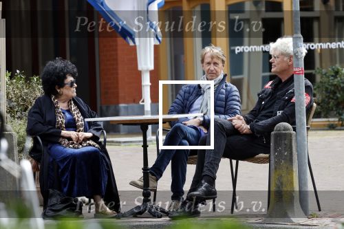 Laren 25 juli 2020
Ad Visser met zijn vrouw en een kennis op terras in laren