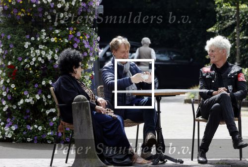 Laren 25 juli 2020
Ad Visser met zijn vrouw en een kennis op terras in laren