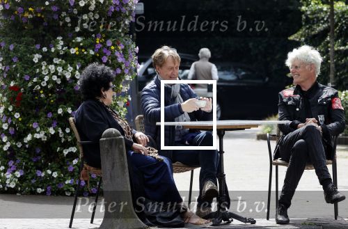 Laren 25 juli 2020
Ad Visser met zijn vrouw en een kennis op terras in laren