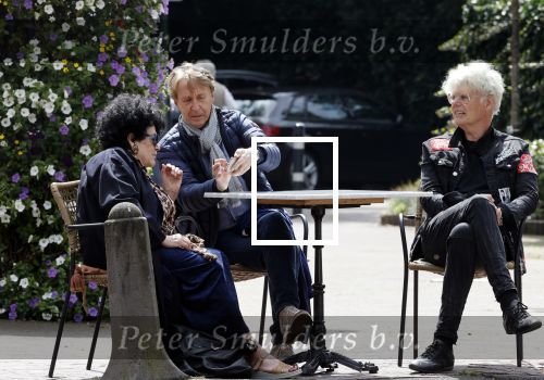 Laren 25 juli 2020
Ad Visser met zijn vrouw en een kennis op terras in laren