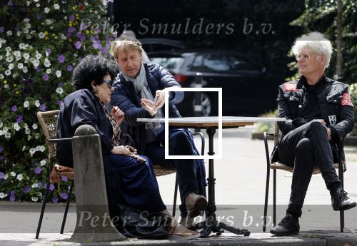 Laren 25 juli 2020
Ad Visser met zijn vrouw en een kennis op terras in laren