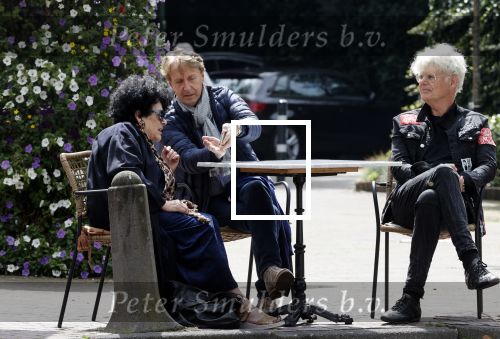 Laren 25 juli 2020
Ad Visser met zijn vrouw en een kennis op terras in laren