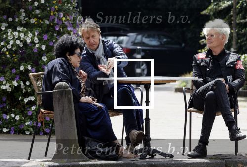 Laren 25 juli 2020
Ad Visser met zijn vrouw en een kennis op terras in laren