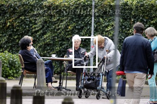 Laren 25 juli 2020
Ad Visser met zijn vrouw en een kennis op terras in laren