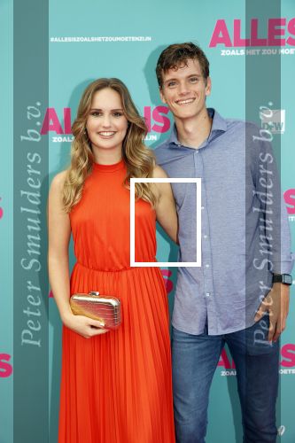 Amsterdam 29 juli 2020
Premiere alles is zoals het zou moeten zijn in euroscoop, De film is naar een boek van Daphne Deckers. Daphne kwam met haar man Richard Krajicek hun kinderen Emma en Alec en de vriendin van Alec