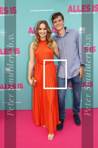 Amsterdam 29 juli 2020
Premiere alles is zoals het zou moeten zijn in euroscoop, De film is naar een boek van Daphne Deckers. Daphne kwam met haar man Richard Krajicek hun kinderen Emma en Alec en de vriendin van Alec
