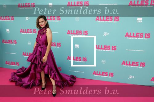 Amsterdam 29 juli 2020
Premiere alles is zoals het zou moeten zijn in euroscoop, De film is naar een boek van Daphne Deckers. Barbara Sloesen kwam met haar vriend en haar ouders