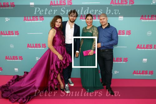 Amsterdam 29 juli 2020
Premiere alles is zoals het zou moeten zijn in euroscoop, De film is naar een boek van Daphne Deckers. Barbara Sloesen kwam met haar vriend en haar ouders
