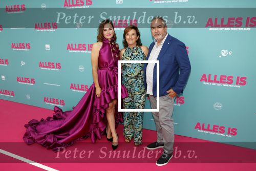 Amsterdam 29 juli 2020
Premiere alles is zoals het zou moeten zijn in euroscoop, De film is naar een boek van Daphne Deckers. Barbara Sloesen kwam met haar vriend en haar ouders