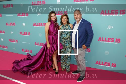 Amsterdam 29 juli 2020
Premiere alles is zoals het zou moeten zijn in euroscoop, De film is naar een boek van Daphne Deckers. Barbara Sloesen kwam met haar vriend en haar ouders