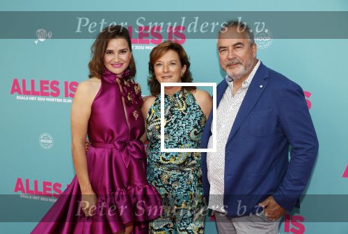 Amsterdam 29 juli 2020
Premiere alles is zoals het zou moeten zijn in euroscoop, De film is naar een boek van Daphne Deckers. Barbara Sloesen kwam met haar vriend en haar ouders
