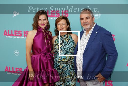 Amsterdam 29 juli 2020
Premiere alles is zoals het zou moeten zijn in euroscoop, De film is naar een boek van Daphne Deckers. Barbara Sloesen kwam met haar vriend en haar ouders